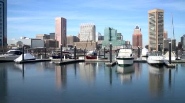 Baltimore 'un iç limanındaki donmuş suya yansıyan yatlar.