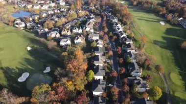 Leesburg 'un Washington, D.C. banliyösündeki modern orta sınıf evler. İnsansız hava aracının manzarası.