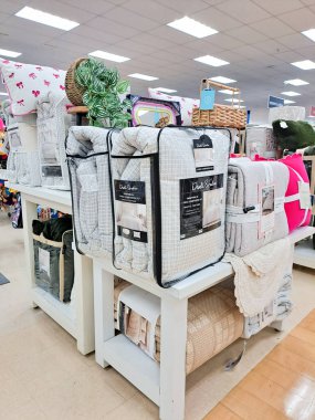 Battaniye gösterimi ve süpermarkette raflara fırlatılması.