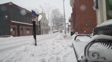 Leesburg, Virginia 'da kar yağışı ve tipiden sonra karla kaplı tarihi sokaklar.