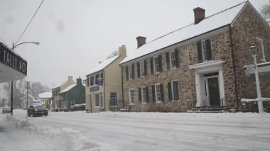 Tarihi Leesburg şehir merkezinin kar ve kar yağışı sokakları, Washington DC 'nin bir banliyösü..