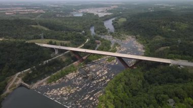 Batı Virginia 'daki shenandoah nehrinden geçen köprüden geçen arabalar..