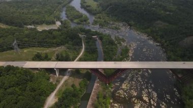 Shenandoah Nehri üzerindeki köprü. Yoğun yeşil orman. Yukarıdan görüntüle.
