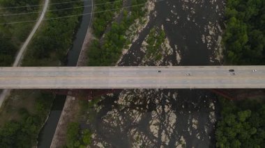 Batı Virginia 'daki Shenandoah Nehri üzerinde bir köprüden geçen arabalar..