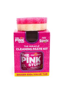 Bir kutuda süngerle temizleme macunu seti. Beyaz bir arkaplanda.