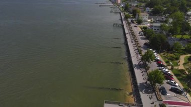 Chesapeake sahilleri, plajları, otoparkları ve otelleri olan. Drone görünümü.