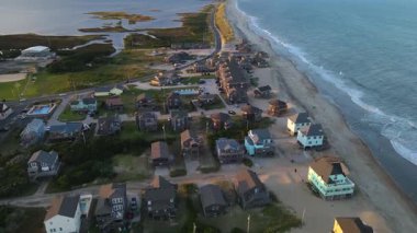 Gün batımında Cape Hatteras 'ta. Atlantik Okyanusu kıyıları, oteller, villalar ve sahil boyunca uzanan yollar..
