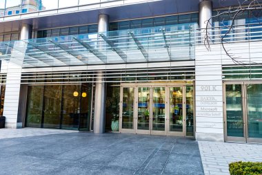 Washington, D.C. 'deki modern Microsoft İnovasyon ve Politika Merkezi binasının ana girişi. Duvarında logo var..