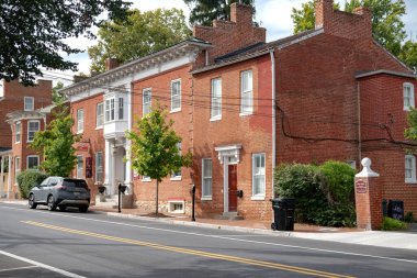 Geleneksel Amerikan tuğla koloni tarzı evi. İki kat, ön veranda. Winchester, Virginia.