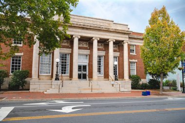 Winchester, Virginia 'da postane. Koloni tarzı kartonpiyer pervazlı Amerikan tuğla evi.