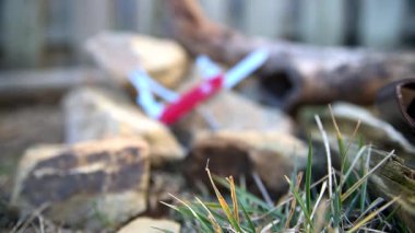 Victorinox cebi İsviçre çakısını açıkta bırakılmış aletlerle taşların arasında duruyor. Kamera ileri gider.