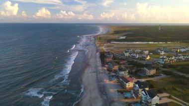 Cape Hatteras, Sunset 'te. Atlantik Okyanusu kıyıları, oteller, villalar ve Cape Hatteras Deniz Feneri.