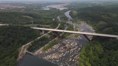 Shenandoah Nehri üzerindeki köprü. Yoğun yeşil orman. Yukarıdan görüntüle.