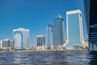 Jacksonville, Florida şehir merkezi, körfezin karşısındaki şehir merkezine bakıyor..