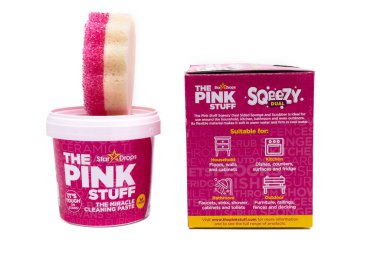 Lavabo temizleme seti. Pembe şeyler, süngerli bir set içinde temizlik macunu. İzole edilmiş ve beyaz arkaplanda.