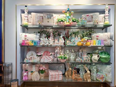 Paskalya süsleri: çiçekler, tavşanlar, yumurtalar ve peçeteler. Mağaza tezgahlarının şenlikli dekorasyonu.