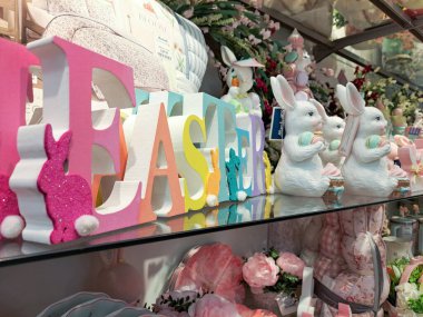  Süpermarkette satılık çeşitli markaların Paskalya hediyeleri. Mağaza tezgahlarının tatil dekorasyonu.