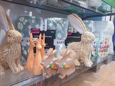 Paskalya tatili için hediyeler, tavşanlar ve şekerler. Marketin rafında, süpermarket vitrininde..