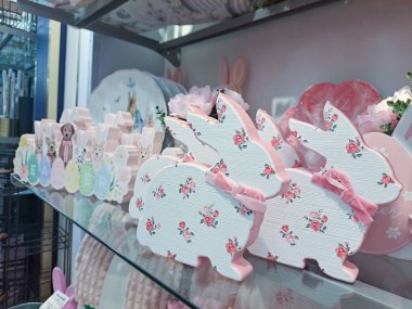 Bir süpermarkette Paskalya süslemeleri ve festival ürünleri satışı