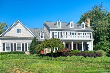 Amerika 'nın kuzeyinde yaz mevsiminde ideal kır evi. Güzel manzaralı lüks evler.