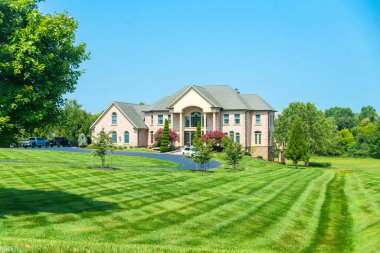 Washington, DC 'nin banliyösünde büyük bir kır evi. Yaz günü, mavi gökyüzü.