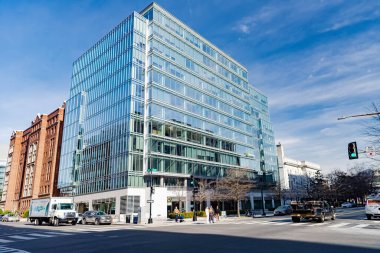 Washington 'daki Microsoft İnovasyon ve Politika Merkezi' nin modern cam binası. Mavi gökyüzü ön cephede yansıyor..