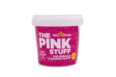 Pembe şeyler temizlik macunu. Beyaz bir arkaplanda.