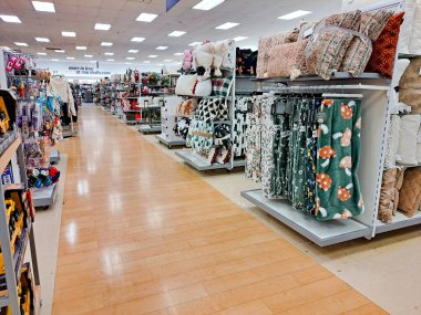 Süpermarkette çeşitli battaniyeler. Raflardaki ev eşyaları...