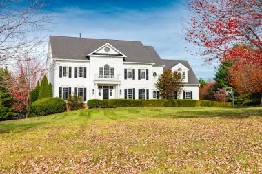 Pahalı bir kır evi. Sonbahar manzarası. Washington banliyöleri. Virginia Eyaleti.