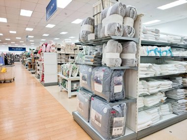 Bir mağazadaki raflarda güzel battaniye, atılacak yatak örtüleri..