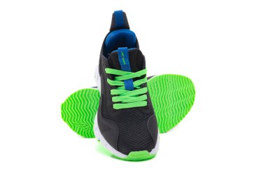 Yeşil tabanlı ve beyaz arka planda yeşil bağcıklı parlak, rahat Reebok spor ayakkabıları..