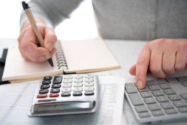 Hesap makinesi ve bilgisayar klavyesi finansal hesaplamalar yapmak veya vergi iadesi yapmak için kullanılır.