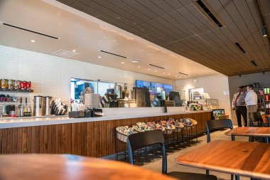 Starbucks kafe ve Charlotte, Kuzey Carolina 'daki ünlü uluslararası markanın iç mekanı..