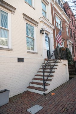 Kırmızı tuğla basamaklı tuğla merdiven. Sokakta tuğla kaldırım. 