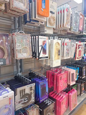 Süpermarket raflarında akıllı telefon kılıfları ve çeşitli aksesuarlar satılıyor.