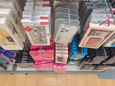 Süpermarket raflarında akıllı telefon kılıfları ve çeşitli aksesuarlar satılıyor.