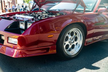 Chevrolet Camaro Z28 Leesburg 'daki araba meraklıları için sergileniyor. Virginia.