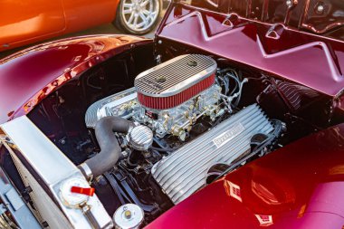 1940 Ford De Luxe coupe. Edelbrock hava girişi ve yakıt teslimatı ayrıntıları kaputun altında. Leesburg 'da araba meraklısı gösterisi. Virginia.