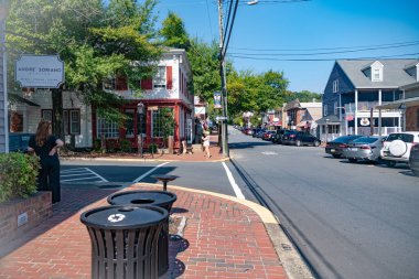 Kuzey Virginia 'da Occoquan' ın tarihi bölgesinde bir otelin önünde park halinde.