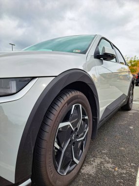 Hyundai IONIQ 5 N elektrikli araba. Modern elektrikli hatchback SUV. Direksiyona ve farlara yakın çekim.