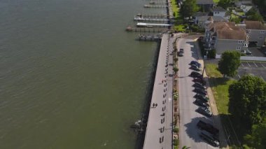 Chesapeake sahilleri, plajları, otoparkları ve otelleri olan. Drone görünümü.