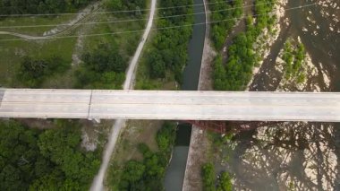 Shenandoah Nehri üzerinde boş bir köprü. Tepeden tırnağa manzara.