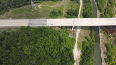 Batı Virginia 'daki Shenandoah Nehri üzerinde bir köprüden geçen arabalar..