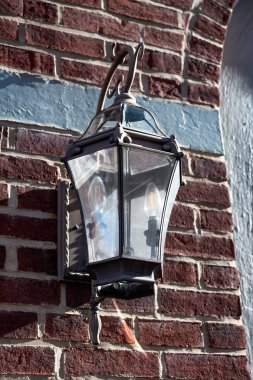 Kırsal koni şeklinde metal lamba aşınmış tuğla duvara monte edilmiş..