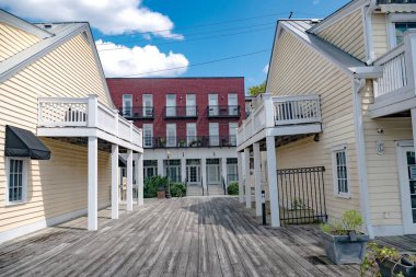 Şehrin bir yerinde ahşap döşeme. Binalar arasında geniş ahşap kaldırım.