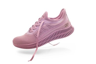 Uçan Pembe spor ayakkabılar beyaz arka planda izole edilmiş, spor ayakkabılar bağcıklı.