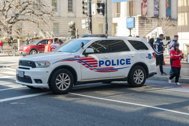  Capitol One Arena 'nın önünde polis arabası kordona alındı. Taraftarlar Washington Capitals 'ın ana maçına yürüyor.