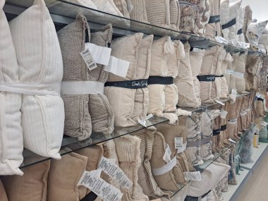 Süpermarket raflarındaki kanepe yastıkları. Ev eşyaları bölümü..