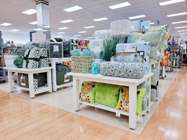 Süpermarkette yastıkların çeşitliliği. Bir mağazadaki raflarda ev eşyaları.