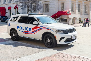 Washington 'ın merkezindeki sokakta polis arabaları var..